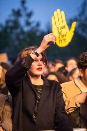 May 4, 2017 - Paris, France - A woman holding the SOS sign, at the concert against the Front National, in Paris, France, on May 4, 2017. Paris France  - ZUMAn230 20170504_zaa_n230_405 Copyright: xGuillaumexPinonx