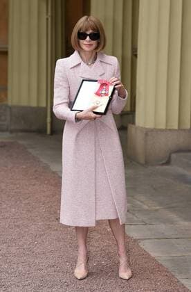 . 05 05 2017. London, United Kingdom. Fashion Editor Anna Wintour with her Dame Commander award at an Investiture at Buckingham Palace in London.  xCPNAx xi-Imagesx IIM-15042-0002