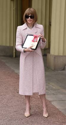 . 05 05 2017. London, United Kingdom. Fashion Editor Anna Wintour with her Dame Commander award at an Investiture at Buckingham Palace in London.  xCPNAx xi-Imagesx IIM-15042-0003