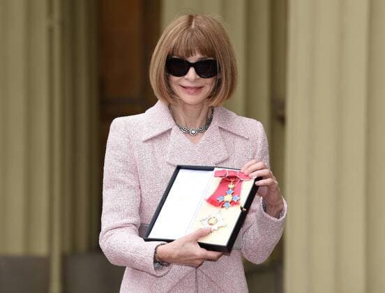 Entertainment Bilder der Woche Themen der Woche Bilder des Tages . 05 05 2017. London, United Kingdom. Fashion Editor Anna Wintour with her Dame Commander award at an Investiture at Buckingham Palace in London.  xCPNAx xi-Imagesx IIM-15042-0004