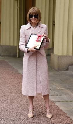 . 05 05 2017. London, United Kingdom. Fashion Editor Anna Wintour with her Dame Commander award at an Investiture at Buckingham Palace in London.  xCPNAx xi-Imagesx IIM-15042-0005