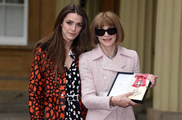 . 05 05 2017. London, United Kingdom. Editor-in-Chief of American Vogue Anna Wintour with her Dame Commander award alongside her daughter Bee Shaffer at an Investiture at Buckingham Palace in London.  xCPNAx xi-Imagesx IIM-15042-0006