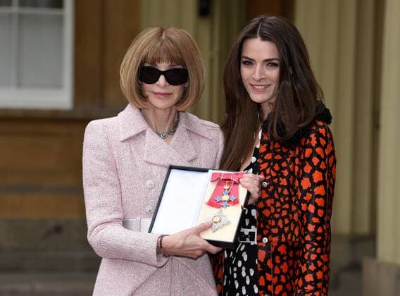 . 05 05 2017. London, United Kingdom. Editor-in-Chief of American Vogue Anna Wintour with her Dame Commander award alongside her daughter Bee Shaffer at an Investiture at Buckingham Palace in London.  xCPNAx xi-Imagesx IIM-15042-0007