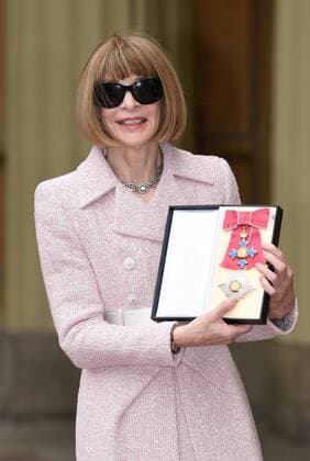 . 05 05 2017. London, United Kingdom. Editor-in-Chief of American Vogue Anna Wintour with her Dame Commander award at an Investiture at Buckingham Palace in London.  xCPNAx xi-Imagesx IIM-15042-0008