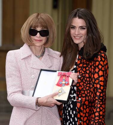 . 05 05 2017. London, United Kingdom. Editor-in-Chief of American Vogue Anna Wintour with her Dame Commander award alongside her daughter Bee Shaffer at an Investiture at Buckingham Palace in London.  xCPNAx xi-Imagesx IIM-15042-0009