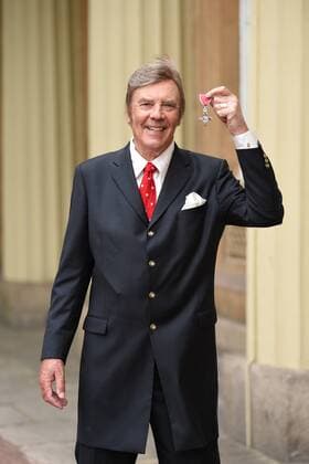 . 05 05 2017. London, United Kingdom. Singer songer writer Marty Wilde with his MBE after an Investiture at Buckingham Palace in London.  xCPNAx xi-Imagesx IIM-15042-0019