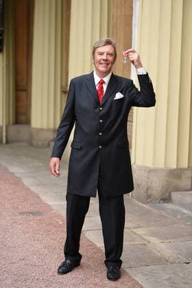 . 05 05 2017. London, United Kingdom. Singer songer writer Marty Wilde with his MBE after an Investiture at Buckingham Palace in London.  xCPNAx xi-Imagesx IIM-15042-0020