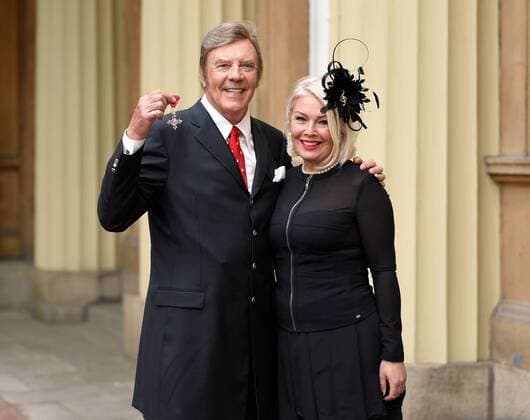 Bilder des Tages . 05 05 2017. London, United Kingdom. Singer songer writer Marty Wilde and his daughter Kim Wilde with his MBE after an Investiture at Buckingham Palace in London.  xCPNAx xi-Imagesx IIM-15042-0022