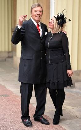 . 05 05 2017. London, United Kingdom. Singer songer writer Marty Wilde and his daughter Kim Wilde with his MBE after an Investiture at Buckingham Palace in London.  xCPNAx xi-Imagesx IIM-15042-0024