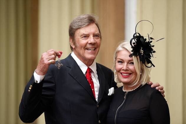 . 05 05 2017. London, United Kingdom. Singer songer writer Marty Wilde and his daughter Kim Wilde with his MBE after an Investiture at Buckingham Palace in London.  xCPNAx xi-Imagesx IIM-15042-0025
