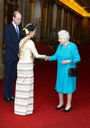 . 05 05 2017. London, United Kingdom. Queen Elizabeth II and the Duke of Cambridge greet Burma s de facto leader Aung San Suu Kyi ahead of a private lunch at Clarence House in London.  xROTAxx xi-Imagesx IIM-15043-0001