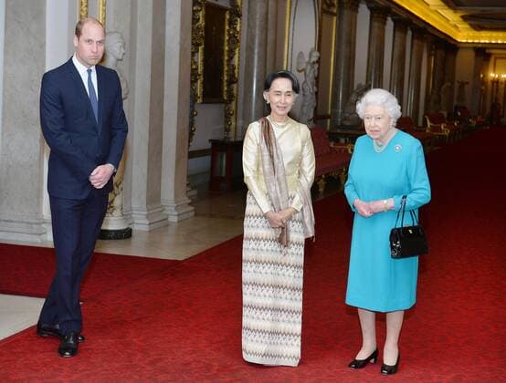 . 05 05 2017. London, United Kingdom. Queen Elizabeth II and the Duke of Cambridge greet Burma s de facto leader Aung San Suu Kyi ahead of a private lunch at Clarence House in London.  xROTAxx xi-Imagesx IIM-15043-0002