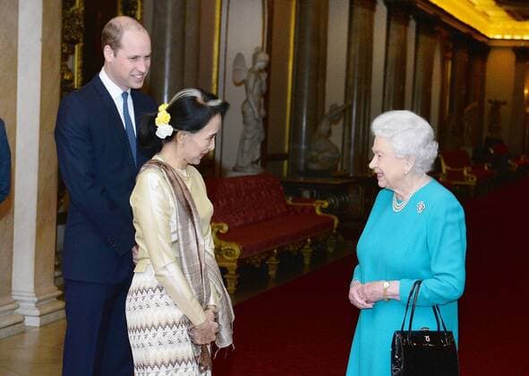 . 05 05 2017. London, United Kingdom. Queen Elizabeth II and the Duke of Cambridge greet Burma s de facto leader Aung San Suu Kyi ahead of a private lunch at Clarence House in London.  xROTAxx xi-Imagesx IIM-15043-0004