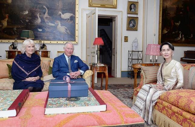 217417 Papixs Starface 2017-05-05 London Etats-Unis PAP05171688 Queen Elizabeth II and the Duke of Cambridge greet Burma s de facto leader Aung San Suu Kyi ahead of a private lunch at Clarence House in London.  Copyright: xPapixsx xStarfacex STAR_217417_009