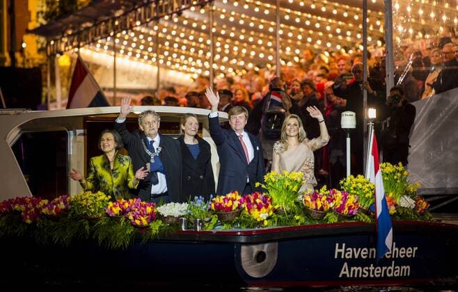 Bilder des Tages The following text was translated automatically Amsterdam, may 5, 2017-King Willem-Alexander, Queen Maxima and the Prime Minister live in Amsterdam-concert at the 5 may, closing the national celebration liberation. Photo: Frank van Beek Hollandse Hoogte  66087017