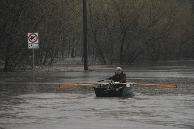 Bilder des Tages (170506) -- GATINEAU, May 6, 2017 -- A man rows a boat in the street of flooded Gatineau, Quebec province of Canada, May 5, 2017. Several areas across Quebec is flooded as heavy rain has continued for days in eastern Canada. ) (zxj) CANADA-GATINEAU-FLOOD KADRIxMohamed 