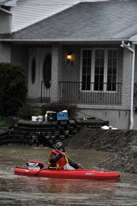 (170506) -- GATINEAU, May 6, 2017 -- A man rows a boat in the street of flooded Gatineau, Quebec province of Canada, May 5, 2017. Several areas across Quebec is flooded as heavy rain has continued for days in eastern Canada. ) (zxj) CANADA-GATINEAU-FLOOD KADRIxMohamed 