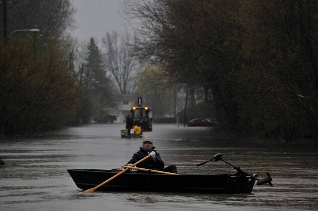 (170506) -- GATINEAU, May 6, 2017 -- A man rows a boat in the street of flooded Gatineau, Quebec province of Canada, May 5, 2017. Several areas across Quebec is flooded as heavy rain has continued for days in eastern Canada. ) (zxj) CANADA-GATINEAU-FLOOD KADRIxMohamed 