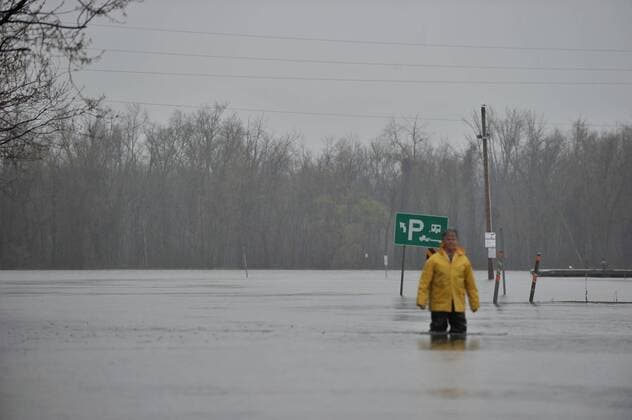 (170506) -- GATINEAU, May 6, 2017 -- A man stands in the street of flooded Gatineau, Quebec province of Canada, May 5, 2017. Several areas across Quebec is flooded as heavy rain has continued for days in eastern Canada. ) (zxj) CANADA-GATINEAU-FLOOD KADRIxMohamed 