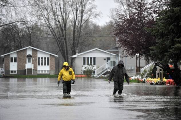 Quebec , GATINEAU , Mai 05,2017 Plusieurs rues inondees par la crue du fleuve Gatineau apres plusieurs jours de pluie. NEWS : Inondations au Quebec - Gatineau - 05 05 2017 MohamedKadri Panoramic 