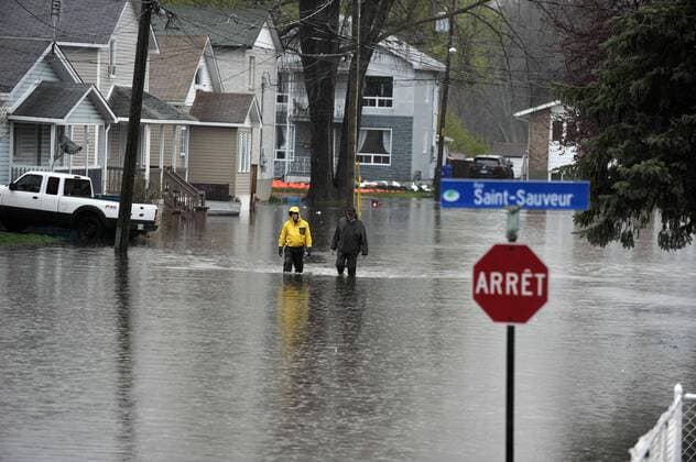 Quebec , GATINEAU , Mai 05,2017 Plusieurs rues inondees par la crue du fleuve Gatineau apres plusieurs jours de pluie. NEWS : Inondations au Quebec - Gatineau - 05 05 2017 MohamedKadri Panoramic 