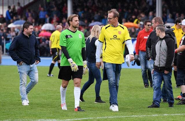 Fussball Promi-Benefizfußballspiel fuer das Tuebinger Ronald McDonald Hauses McDonald s Kinderhilfe Allstars - SV 03 Tuebingen Allstars 06.05.2017 Ex - Nationaltorwart Timo Hildebrand (li, McDonald s Kinderhilfe Allstars ) im Gespraech mit Florian Koenig (Schirmherr des Tuebinger Ronald McDonald Hauses) vor dem Elfmeterschiessen in der Halbzeit