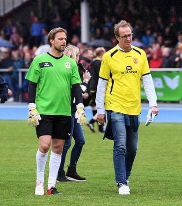 Fussball Promi-Benefizfußballspiel fuer das Tuebinger Ronald McDonald Hauses McDonald s Kinderhilfe Allstars - SV 03 Tuebingen Allstars 06.05.2017 Ex - Nationaltorwart Timo Hildebrand (li, McDonald s Kinderhilfe Allstars ) im Gespraech mit Florian Koenig (Schirmherr des Tuebinger Ronald McDonald Hauses) vor dem Elfmeterschiessen in der Halbzeit