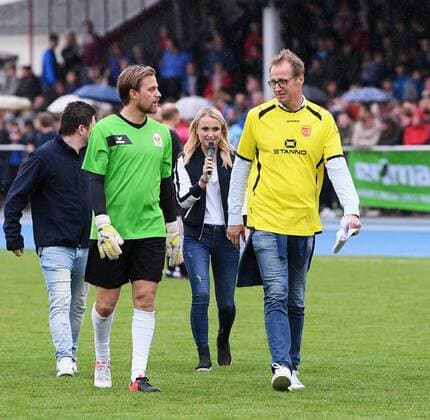 Fussball Promi-Benefizfußballspiel fuer das Tuebinger Ronald McDonald Hauses McDonald s Kinderhilfe Allstars - SV 03 Tuebingen Allstars 06.05.2017 Ex - Nationaltorwart Timo Hildebrand (li, McDonald s Kinderhilfe Allstars ) im Gespraech mit Florian Koenig (Schirmherr des Tuebinger Ronald McDonald Hauses) vor dem Elfmeterschiessen in der Halbzeit