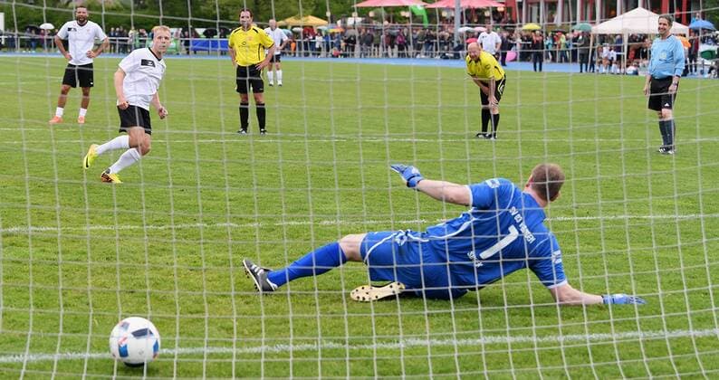 Fussball Promi-Benefizfußballspiel fuer das Tuebinger Ronald McDonald Hauses McDonald s Kinderhilfe Allstars - SV 03 Tuebingen Allstars 06.05.2017 Oliver Pocher (li, McDonald s Kinderhilfe Allstars) beim Elfmeter gegen Gero Sindek (SV 03 Tuebingen Allstars)