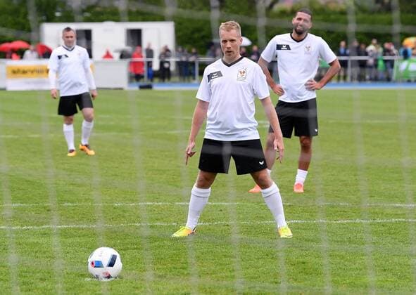 Fussball Promi-Benefizfußballspiel fuer das Tuebinger Ronald McDonald Hauses McDonald s Kinderhilfe Allstars - SV 03 Tuebingen Allstars 06.05.2017 Oliver Pocher (McDonald s Kinderhilfe Allstars) macht auf Cristiano Ronaldo vor einem Elfmeter