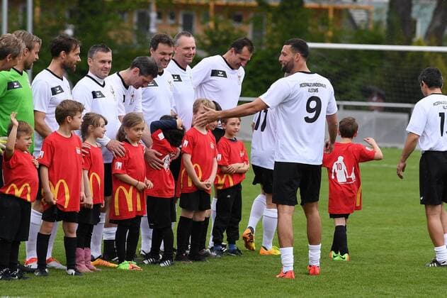 Fussball Promi-Benefizfußballspiel fuer das Tuebinger Ronald McDonald Hauses McDonald s Kinderhilfe Allstars - SV 03 Tuebingen Allstars 06.05.2017 Team McDonald s Kinderhilfe Allstars vor dem Spiel; Kevin Kuranyi (re)