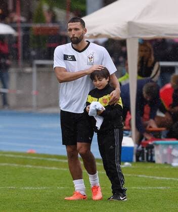 Fussball Promi-Benefizfußballspiel fuer das Tuebinger Ronald McDonald Hauses McDonald s Kinderhilfe Allstars - SV 03 Tuebingen Allstars 06.05.2017 Ex Nationalspieler Kevin Kuranyi (li, McDonald s Kinderhilfe Allstars) schenk dem Balljungen Cem Oege ein Trikot