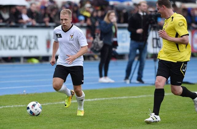 Fussball Promi-Benefizfußballspiel fuer das Tuebinger Ronald McDonald Hauses McDonald s Kinderhilfe Allstars - SV 03 Tuebingen Allstars 06.05.2017 JUBEL Oliver Pocher (McDonald s Kinderhilfe Allstars) am Ball gegen Michael Urban (re, SV 03 Tuebingen Allstars)