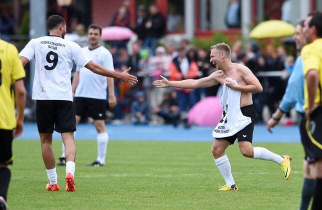 Fussball Promi-Benefizfußballspiel fuer das Tuebinger Ronald McDonald Hauses McDonald s Kinderhilfe Allstars - SV 03 Tuebingen Allstars 06.05.2017 JUBEL Oliver Pocher (re, McDonald s Kinderhilfe Allstars) mit nacktem Oberkoerper klatscht Ex-Nationalspieler Kevin Kuranyi (li, McDonald s Kinderhilfe Allstars) ab