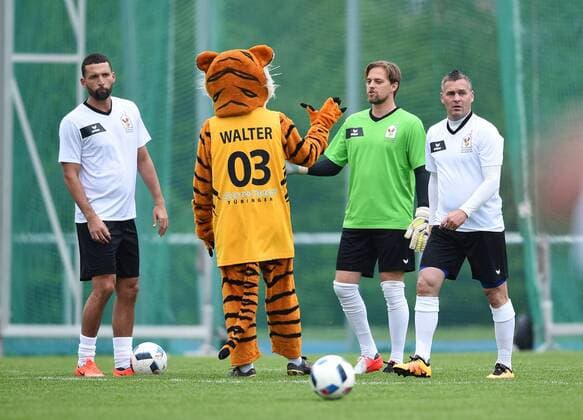 Fussball Promi-Benefizfußballspiel fuer das Tuebinger Ronald McDonald Hauses McDonald s Kinderhilfe Allstars - SV 03 Tuebingen Allstars 06.05.2017 Kevin Kuranyi, Maskottchen Walter (Tigers), Timo Hildebrand und Silvio Meissner (v.li., alle (McDonald s Kinderhilfe Allstars)