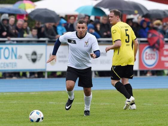 Fussball Promi-Benefizfussballspiel fuer das Tuebinger Ronald McDonald Hauses McDonald s Kinderhilfe Allstars - SV 03 Tuebingen Allstars 06.05.2017 Pietro Lombardi (li, McDonald s Kinderhilfe Allstars) am Ball gegen Michael Urban (re, SV 03 Tuebingen Allstars)