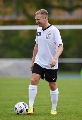 Fussball Promi-Benefizfussballspiel fuer das Tuebinger Ronald McDonald Hauses McDonald s Kinderhilfe Allstars - SV 03 Tuebingen Allstars 06.05.2017 Oliver Pocher (McDonald s Kinderhilfe Allstars) am Ball
