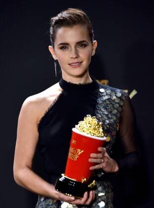 Entertainment Bilder der Woche Themen der Woche Bilder des Tages Actress Emma Watson appears backstage with the Best Actor in a Movie award for her performance in Beauty And The Beast during the MTV Movie & TV Awards at the Shrine Auditorium in Los Angeles on May 7, 2017. It will be the 26th edition of the awards, and will for the first time present honors for work in television as well as cinema.  LAP20170507471 CHRISTINExCHEW