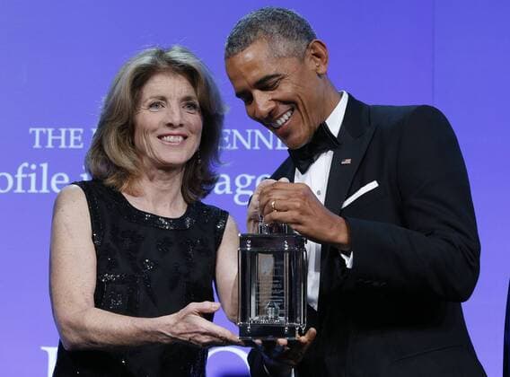 Barack Obama erhält Zivilcourage-Preis in Boston Former U.S. President Barack Obama is presented the 2017 John F. Kennedy Profile In Courage Award by Caroline Kennedy at the John F. Kennedy Library in Boston, Massachusetts on May 7, 2017. Obama is being honored for his enduring commitment to democratic ideals and elevating the standard of political courage in a new century, with specific mention of his expansion of healthcare options, his leadership on confronting climate change and his restoration of diplomatic relations with Cuba.  WAX20170507103 CJxGUNTHER