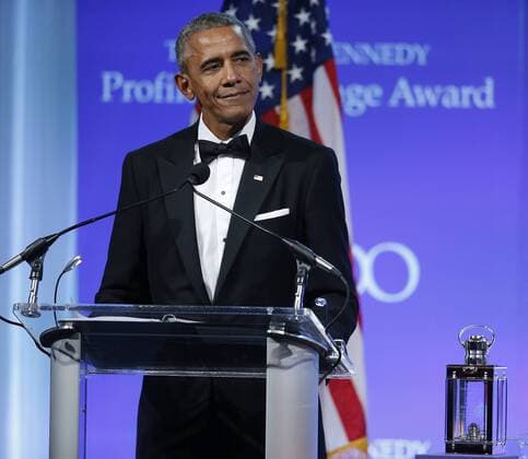 Barack Obama erhält Zivilcourage-Preis in Boston Former U.S. President Barack Obama speaks after he was presented the 2017 John F. Kennedy Profile In Courage Award by Caroline Kennedy at the John F. Kennedy Library in Boston, Massachusetts on May 7, 2017. Obama is being honored for his enduring commitment to democratic ideals and elevating the standard of political courage in a new century, with specific mention of his expansion of healthcare options, his leadership on confronting climate change and his restoration of diplomatic relations with Cuba.  WAX20170507105 CJxGUNTHER