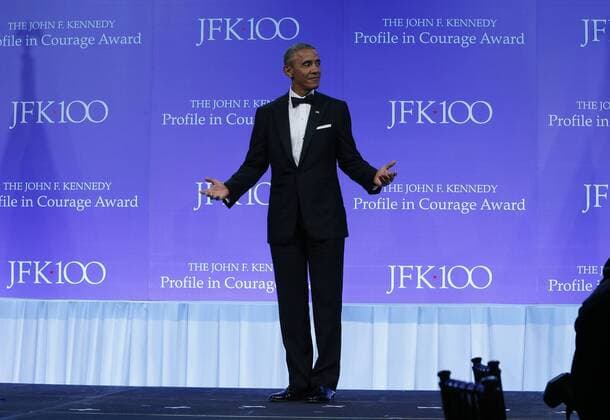 Barack Obama erhält Zivilcourage-Preis in Boston Former U.S. President Barack Obama arrives onstage to be presented the 2017 John F. Kennedy Profile In Courage Award by Caroline Kennedy at the John F. Kennedy Library in Boston, Massachusetts on May 7, 2017. Obama is being honored for his enduring commitment to democratic ideals and elevating the standard of political courage in a new century, with specific mention of his expansion of healthcare options, his leadership on confronting climate change and his restoration of diplomatic relations with Cuba.  WAX20170507109 CJxGUNTHER