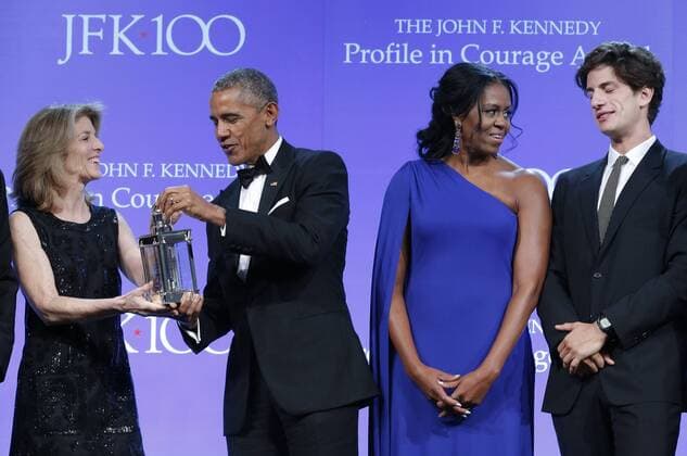 Barack Obama erhält Zivilcourage-Preis in Boston Former U.S. President Barack Obama is presented the 2017 John F. Kennedy Profile In Courage Award by Caroline Kennedy is presented the 2017 John F. Kennedy Profile In Courage Award by Caroline Kennedy (L) as former first lady Michelle Obama and Jack Schlossberg (R) look on at the John F. Kennedy Library in Boston, Massachusetts on May 7, 2017. Obama is being honored for his enduring commitment to democratic ideals and elevating the standard of political courage in a new century, with specific mention of his expansion of healthcare options, his leadership on confronting climate change and his restoration of diplomatic relations with Cuba.  WAX20170507110 CJxGUNTHER