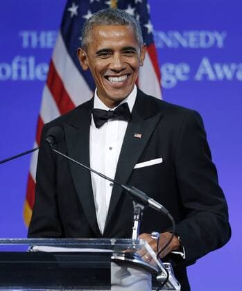 Entertainment Bilder der Woche Themen der Woche Bilder des Tages Barack Obama erhält Zivilcourage-Preis in Boston Former U.S. President Barack Obama speaks after he was presented the 2017 John F. Kennedy Profile In Courage Award by Caroline Kennedy at the John F. Kennedy Library in Boston, Massachusetts on May 7, 2017. Obama is being honored for his enduring commitment to democratic ideals and elevating the standard of political courage in a new century, with specific mention of his expansion of healthcare options, his leadership on confronting climate change and his restoration of diplomatic relations with Cuba.  WAX20170507108 CJxGUNTHER