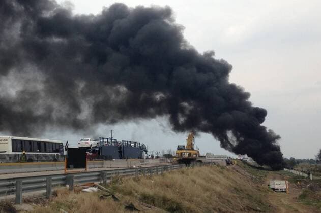 Mexiko: Explosion in Pemex-Pipeline May 7, 2017 - Mexico - EUM20170507NAC32.JPG .ACAJETE, Pue., FireIncendio-Puebla.- Aspectos del incendio registrado este 7 de mayo de 2017, por dos tomas clandestinas en los ductos de Petroleos Mexicanos (Pemex) localizadas a la altura del municipio poblano de Acajete, en el kilometro 147+400 de la carretera Puebla-Cordoba. Foto: Agencia EL UNIVERSALAriel OjedaAFBV Mexico  - ZUMAu78_ 20170507_zaf_u78_066 Copyright: xElxUniversalx