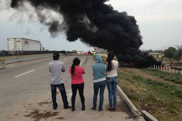 Mexiko: Explosion in Pemex-Pipeline May 7, 2017 - Mexico - EUM20170507NAC31.JPG .ACAJETE, Pue., FireIncendio-Puebla.- Aspectos del incendio registrado este 7 de mayo de 2017, por dos tomas clandestinas en los ductos de Petroleos Mexicanos (Pemex) localizadas a la altura del municipio poblano de Acajete, en el kilometro 147+400 de la carretera Puebla-Cordoba. Foto: Agencia EL UNIVERSALAriel OjedaAFBV Mexico  - ZUMAu78_ 20170507_zaf_u78_067 Copyright: xElxUniversalx