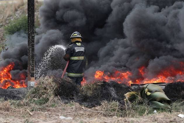 Mexiko: Explosion in Pemex-Pipeline May 7, 2017 - Mexico - EUM20170507NAC44.JPG .ACAJETE, Pue., Fire Incendio-Puebla.- Aspectos del incendio registrado este 7 de mayo de 2017, por dos tomas clandestinas en los ductos de Petroleos Mexicanos (Pemex) localizadas a la altura .del kilometro 147+400 de la carretera Puebla-Cordoba, en la comunidad de Santa Maria Nenetzintla, en el municipio poblano de Acajete. Foto: Agencia EL UNIVERSAL Ariel Ojeda AFBV Mexico  - ZUMAu78_ 20170507_zaf_u78_080 Copyright: xElxUniversalx