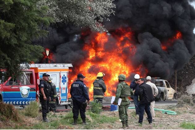 Mexiko: Explosion in Pemex-Pipeline May 7, 2017 - Mexico - EUM20170507NAC49.JPG .ACAJETE, Pue., FireIncendio-Puebla.- Aspectos del incendio registrado este 7 de mayo de 2017, por dos tomas clandestinas en los ductos de Petroleos Mexicanos (Pemex) localizadas a la altura .del kilometro 147+400 de la carretera Puebla-Cordoba, en la comunidad de Santa Maria Nenetzintla, en el municipio poblano de Acajete. Foto: Agencia EL UNIVERSALAriel OjedaAFBV Mexico  - ZUMAu78_ 20170507_zaf_u78_084 Copyright: xElxUniversalx
