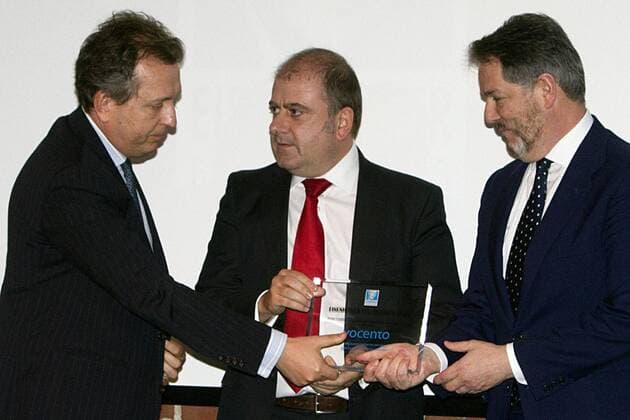 President of the Spanish Association Eisenhower Fellows Javier Cremades (L) and Director of the Spanish newspaper ABC Bieito Rubido (R) award Vocento s Director Benjamin Larana (C) the First Amendment Award during the awarding ceremony of the Spanish Association Eisenhower Fellows at the Cervantes Institute in New York, United States, 08 May 2017. HISPANIC JOURNALISTS, GRUPO VOCENTO AND CNN RECEIVE EISENHOWER FELLOWS AWARDS !ACHTUNG: NUR REDAKTIONELLE NUTZUNG!  Copyright: xMiguelxRajmilx NYC001 20170509-636298875058580104