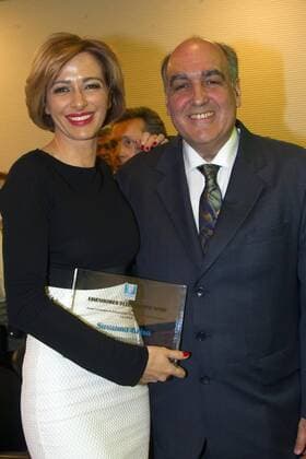 Spanish journalist and host at Espejo Publico Susanna Griso poses with the First Amendment Award with President of the Spanish Association Eisenhower Fellows at the Cervantes Institute in New York, United States, 08 May 2017. HISPANIC JOURNALISTS, GRUPO VOCENTO AND CNN RECEIVE EISENHOWER FELLOWS AWARDS !ACHTUNG: NUR REDAKTIONELLE NUTZUNG!  Copyright: xMiguelxRajmilx NYC001 20170509-636298875668056476