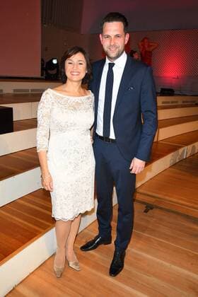 Sandra Maischberger, Matthias Killing bei der 12. VICTRESS Gala anlaesslich der Verleihung des Victress Award, mit Natalia Woerner, Victress of The Year Award 2017 in Berlin am 08.05.2017